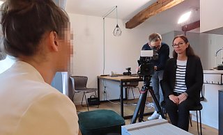 Elke D. wendet sich an die Öffentlichkeit. Auf dem Bild spricht sie mit Dina Speranza von RTL während Jens Schwark von "Wir kämpfen für Kinder" die Kamera bedient. - Gunter Held Elke D. wendet sich an die Öffentlichkeit. Auf dem Bild spricht sie mit Dina Speranza von RTL während Jens Schwark von "Wir kämpfen für Kinder" die Kamera bedient. - Gunter Held