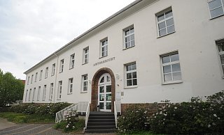 Vor dem Lübbecker Amtsgericht muss die Frage geklärt werden, wer bei dem schweren Verkehrsunfall Anfang Juli 2022 in Nettelstedt am Steuer des Autos saß. - Joern Spreen-Ledebur