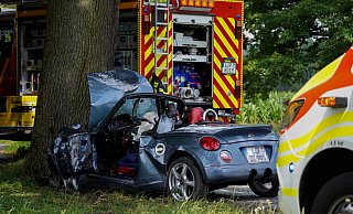 Der Fahrer dieses Cabrios ist am Donnerstag aus ungeklärter Ursache gegen einen Baum gefahren. Er musste von der Feuerwehr befreit werden. - Freitag TV