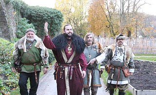 Der Paderborner Fürstbischof Simon bringt 1250 das Stadtrecht nach Höxter. - Burkhard Battran