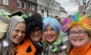 Jana, Julia, Jenny und Rebecca sind als buntes Quartett aus dem karnevalsfreien Norden des Kreises Gütersloh angereist. - Burkhard Hoeltzenbein