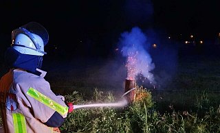 Zweimal brannten im Mai mitten in der Nacht am Rande von Ottbergen Zaunpfähle aus Holz. Eine Selbstentzündung hält Höxters Stadtbrandmeister Jürgen Schmits für ausgeschlossen. - Feuerwehr Höxter