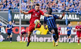 Während der HSV im vergangenen Sommer für den bis dato ausgeliehenen Innenverteidiger Mario Vuskovic (l.) mehr als drei Millionen Euro zahlte, wechselte Stürmer Sirlord Conteh (r.) ablösefrei von Magdeburg nach Paderborn. - Besim Mazhiqi