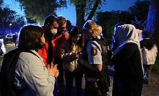 Nach einem Hilfsschrei und Alarmierung der Polizei zückte die 12-jährige Augenzeugin Maryam (Bildmitte) ihr Handy. Nach ihrer Aussage sollen die stark verwackelten Aufnahmen zeigen, wie ein Unbekannter Mann eine 16- bis 18-jährige Jugendliche in die der an dieser Stelle bis zu einem Meter tiefen Werre drückt. - Peter Steinert