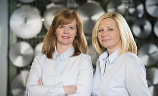 Die beiden Schwestern Britta Aleth (l.) und Heike Rieso führen das Unternehmen, das ihre Eltern im Jahr 1971 gegründet haben. - Schäffer Präszisionswerkzeuge