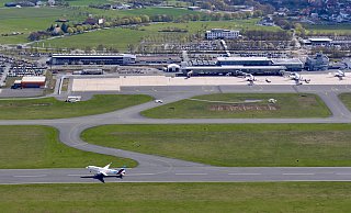 Der Flughafen im Kreis Paderborn existiert seit 55 Jahren. Ob privat oder beruflich - viele Menschen nutzen den OWL-Airport. - Jens Reddeker