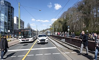 An der derzeitigen Endhaltestelle der Stadtbahnlinie 1 "Brackwede Bahnhof" herrscht nun täglich reger Betrieb. Drumherum ist ein temporärer Busbahnhof mit fünf Fahrgaststeigen entstanden. Dem Autoverkehr steht auf der Artur-Ladebeck-Straße Richtung Brackwede deshalb nur noch ein Fahrstreifen zur Verfügung. - Jörg Dieckmann - www.dieckmann-fotodesign.de