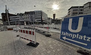 Orientierung fällt schwer: Pfeile sollen Fußgängern den Weg über den Jahnplatz zeigen. Doch das klappt nur wenig. - NW