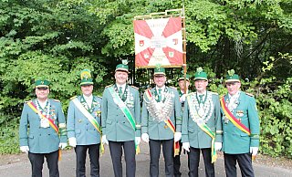 Diözesankönig Bernd Petermeier, Bezirksbundesmeister Olaf Pippert, Jürgen Schütte (Wewer), Bezirkskönig Andre Ikenmeyer (Elsen), Wolfgang Pladwich (Schloß Neuhaus) und Ulrich Göke (Benhausen) beim Bezirkskönigsschießen in Schloß Neuhaus. - Bürgerschützenverein Schloß Neuhaus