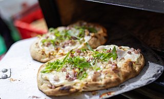 Beim Weinmarkt wird nicht nur angestoßen. Die Gastronomen bieten viele Leckereien wie Flammkuchen passend zum Wein an. - Oliver Krato
