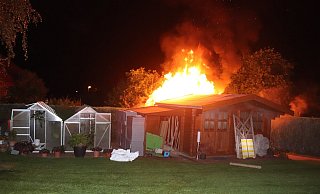 Die Flammen schlugen hoch, als die Einsatzkräfte am Brandort ankamen. - Polizei Höxter