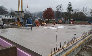 Das Fundament des neuen Freibad-Umkleidegebäudes. Im Sommer wird hier aber noch keine Nutzung möglich sein. - Stadt