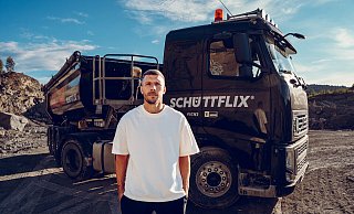 Lukas Podolski beim Fotoshooting in einem Steinbruch in der polnischen Ortschaft Wadowice. - Robert Schlesinger/Schüttflix