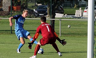 Strafraumschreck: Beim 6:0-Derbysieg in Holsen erzielte Herfords Kapitän Nico Bartling (am Ball) drei Treffer. Hier scheitert er an VfL-Keeper Manuel Führer. - Stefan Hageböke