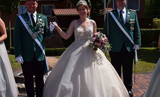 König Marcel Knaup (l.) genoss zusammen mit seiner Märchenkönigin Vanessa Dewenter und Oberst Frank Sander den Umzug bei allerbesten Schützenfestwetter. - Anja Ebner