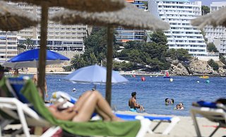 In Magaluf sind vor kurzem einige Franzosen und ein Schweizer verhaftet worden, weil sie in Magaluf eine junge britische Urlauberin nach einer Partynacht vergewaltigt haben sollen. Das ist nicht der einzige Vorfall auf Mallorca. - Clara Margais/dpa