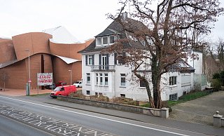 Die ehemalige Villa Kohlhas wurde ursprünglich als Depot für das Marta gekauft, stattdessen aber für die Bildungs- und Vermittlungsangebote genutzt und wird jetzt von der Stiftung Ahlers pro Arte bezogen. Die hatte bisher eine Villa in Elverdissen genutzt. - Ralf Bittner