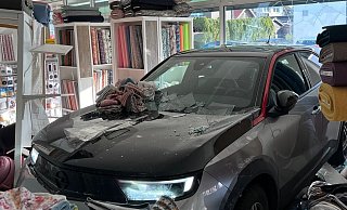 In dem Hövelhofer Laden ist durch den Unfall erheblicher Sachschaden entstanden. - Polizei