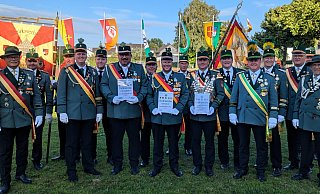 Die Würdenträger des Bezirkskönigsschießen mit dem Bezirksvorstand. - Bezirksverband Paderborn-Stadt