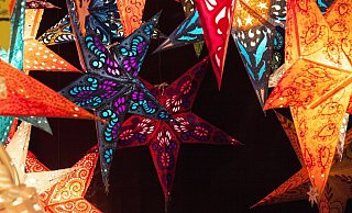 Am Wochenende laden viele lokale Adventsmärkte zum Schlendern ein. - Pixabay