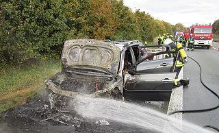 Im Motorraum des Autos ist das Feuer ausgebrochen. - Feuerwehr