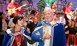 Das neue Scharmeder Prinzenpaar schunkelnd nach der Proklamation. - Karnevalsverein