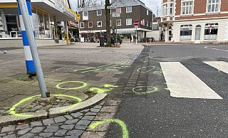 In der Kurve am Gänsemarkt in Lübbecke, wo die Niedertorstraße in die Ostertorstraße übergeht, geschah der Tathergang am Montagabend (20. April 2023). Das Verkehrsunfallaufnahme-Team der Polizei Bielefeld kennzeichnete den Tatort. - Heike von Schulz