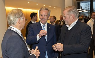 Begrüßung bei Schüco in Bielefeld: Alt-Bundespräsident Chritstian Wulff neben Schüco-Chef Andreas Engelhardt (r.) und Ortwin Goldbeck, dem Gründer des Bauunternehmens Goldbeck. - © Jörg Dieckmann - www. dieckmann-fotodesign.de