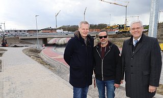 Die Verantwortlichen Markus Hückelheim (v. l.), Edgar Heidgerken und Bürgermeister Werner Peitz sind froh über die Fortschritte. - Regina Brucksch
