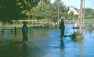 Das Elsehochwasser 1994. Klaus Nottmeyer (r.) hatte seinen neuen Job erst kurz zuvor angetreten. Links der Kollege Karlheinz Böhm, der 2009 plötzlich und viel zu jung verstarb - ein schlimmer Moment für alle Mitarbeiter der Station. - Biolologische Station Ravensberg