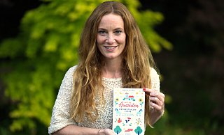 Autorin Rebecca Schirge mit ihrem neuen Buch „Meine Auszeiten“. - Lukas Holzmeier