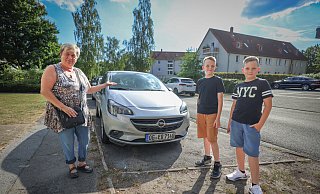 Susanne Baicar (58) und die Brüder Toni (11) und Oliver (9) fanden unabhängig voneinander den Wagen im Neckerweg in Sennestadt. - Sarah Jonek