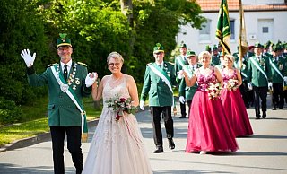 Das Königspaar Jürgen und Michaela Schröder wurde ebenso bejubelt wie die Hofstaatspaare Bernhard und Sabine Backhaus sowie Andreas und Kordula Pöhl. - Heimatschutzverein Asseln