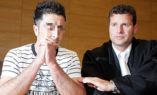Önder B. mit seinem Strafverteidiger Detlev Binder aus Bielefeld beim Prozessauftakt im Jahr 2009. - POLITIK