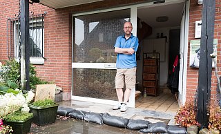 Stefan Jann ist am Bünder Fußweg aufgewachsen. Dass Regenwasser von der Straße Richtung Haus läuft, kennt er. Neu ist das Problem des vom Acker kommenden Wassers. - Ralf Bittner