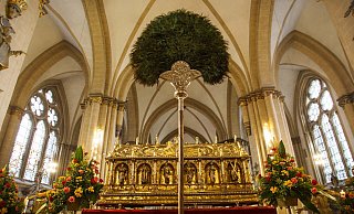 Der Schrein mit den Reliquien des heiligen Liborius wird während des Triduums im Altarraum des Paderborner Domes aufgestellt. - Erzbistum Paderborn
