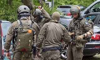 Rund 150 SEK-Beamte und speziell gesicherte Polizisten eilten am 24. Juni zum Schulcampus Rosenhöhe. - Oliver Krato
