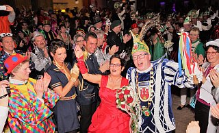 Solche Bilder soll es in der nächsten Session endlich wieder geben. Ausgelassene Feiern ohne Angst vor Ansteckung, hier in Steinheim mit dem Prinzenpaar Mathias Walbaum und Antje Lange beim Galaabend der StKG 2016. - David Schellenberg