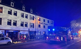 Einsatzkräfte der Löschabteilung Innenstadt und der Berufsfeuerwehr rückten am frühen Abend zu einem Feuer in einem Wohn- und Geschäftshaus an der Heeper Straße aus. - NW