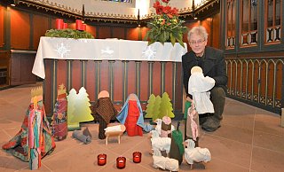 Der neue evangelische Pfarrer in Oerlinghausen, Uwe Sundermann, hat eine aus stabilen Papprollen und Stoffresten sehr einfach gestaltete Krippe mit nach Oerlinghausen gebracht. Marias Kleidungsfarben Rot und Blau stehen für Liebe und das Himmlische. - Karin Prignitz