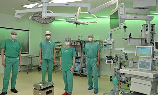 Der Leiter Technik des Krankenhauses, Markus Jordan (v. l.), und die Ärzte Torsten Meier, Astrid Schmack und Heiner Gellhaus freuen sich über die Inbetriebnahme des neuen OPs. Der Saal kann wahlweise grün, blau, lila, weiß oder orange beleuchtet werden – je nach Stimmung der Operateure. - Brüderkrankenhaus St. Josef