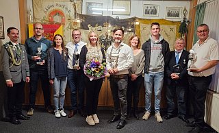 Vorsitzender Marcel Gerhards (v. l.), Gerrit Timmer (VG Meinbrexen), 1. Bestdame Tanja Multhaup, 1. Bestmann Konrad Renner, Volksschützenkönigin Marlena Heyer, Volksschützenkönig Tino Wenkel, 2. Bestdame Carena Zarnitz, 2. Bestmann Jakob Marx, tagesbester Schütze Hans-Ulrich Funk (Posaunenchor) und Friedhelm Dierkes (CVWB). - Schützen