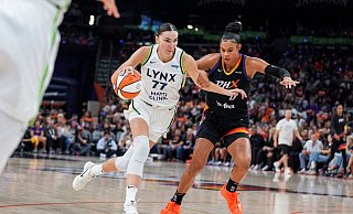 Satou Sabally (rechts) hatte erneut einen starken Abend in den WNBA-Playoffs. - Samantha Chow/AP/dpa