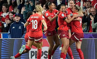Gegen Spanien wartet eine schwere Aufgabe auf die Schweiz um Toptalent Sydney Schertenleib (M). - Martin Meissner/AP/dpa