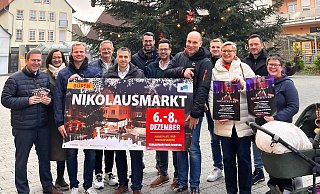 Veranstalter und Sponsoren freuen sich auf den Bürener Nikolausmarkt: Dirk Herbst (v. l.), Isabel Schulte, Felix Schäfers, Martin Stich, Bürgermeister Burkhard Schwuchow, Patrick Pelkmann, Alexander Menke, Markus Schulte, Hendrik Teipel, Gemeindereferentin Daniela Reineke, Markus Salzmann und Karin Brüne. - Stadt Büren