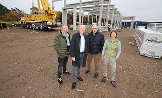 Ingenieur Arnd Bohlmann, Bürgermeister Olaf Junker, Gutachter Roland Murschall und Investorin Melanie Höveler am Baufeld. Im Hintergrund ist das Ausmaß der neuen Halle schon gut zu erkennen. - Sigurd Gringel
