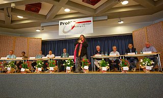 Daniela Schäfer-Peters, Vorsitzende des Marketingvereins, begrüßte die Gäste und übergab das Wort an Moderator Sebastian Schröder. An der Diskussion nahmen teil: Pierre Arndt (auf der linken Seite, v. l.), Ali Chaudhry, Andreas Glöckner, Andreas Krajewski und ?Marko Steiner sowie Jürgen Bartelheim (auf der rechten Seite, v. l.), Martin Schiegnitz, Jan Hendrik Maschke und Bernd Lömker. - Ilka Gülker