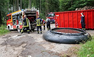 In Containern wird das Löschwasser zwischengespeichert. - Ralph Meyer