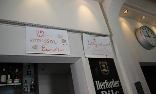 Treue Kunden haben an der Herforder Wirtschaft diese Plakate hinterlassen. - Jan Henrik Gerdener