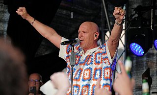 Party wie am Ballermann: Schlagerstar Olaf Henning - hier bei einem Auftritt in Bad Oeynhausen - kommt nach Bad Holzhausen. - Thorsten Gödecker